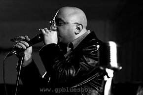 http://www.movinmusic.co.uk/family_style/images/franco.jpg