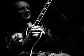 http://www.movinmusic.co.uk/family_style/images/marco1.jpg