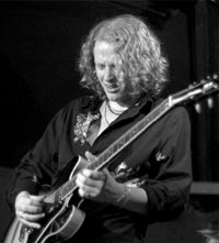 http://www.movinmusic.co.uk/matt_schofield_trio/images/matt_schofield_bw.jpg